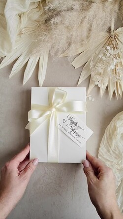  Prezenty dla Młodej Pary  flowerbox, kartki z życzeniami, pudełka na prezenty Welurowe pudełko na pieniądze dla Młodej Pary, Pamiątka Ślubu wraz z zyczeniami pudełko na pieniądze dla Nowożeńców, pleksowa kartka z życzeniami1