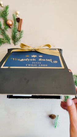 Prezenty oferta dla Firm słodkie zestawy  kosze prezentowe dla firm, prezenty biznesowe dla firm z kawą i herbatą, upominki na święta dla pracowników, świąteczne gadżety dla pracowników i kontrahentów, personalizowane prezenty firmowe, zestawy świąteczne z logo, eleganckie kosze prezentowe, firmowe upominki świąteczne1